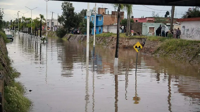 Intensas lluvias provocan inundación en el bulevar Primo de Verdad de la ciudad de Durango 
